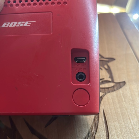 Red Bose portable speaker - Picture 4 of 5